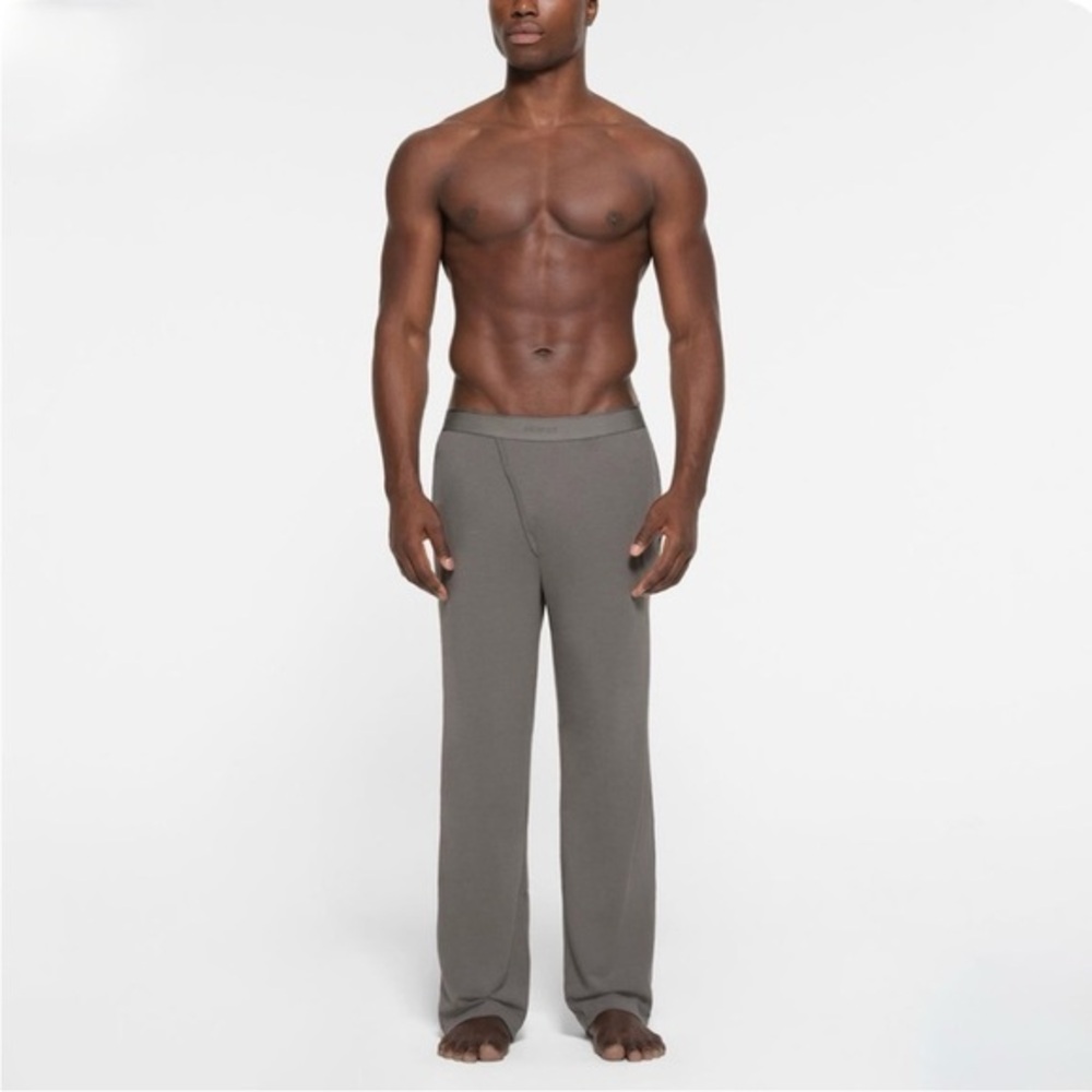 SKIMS Mens Jersey Sleep Straight Leg Pants
Size Men’s XL Color Washed Gunmetal